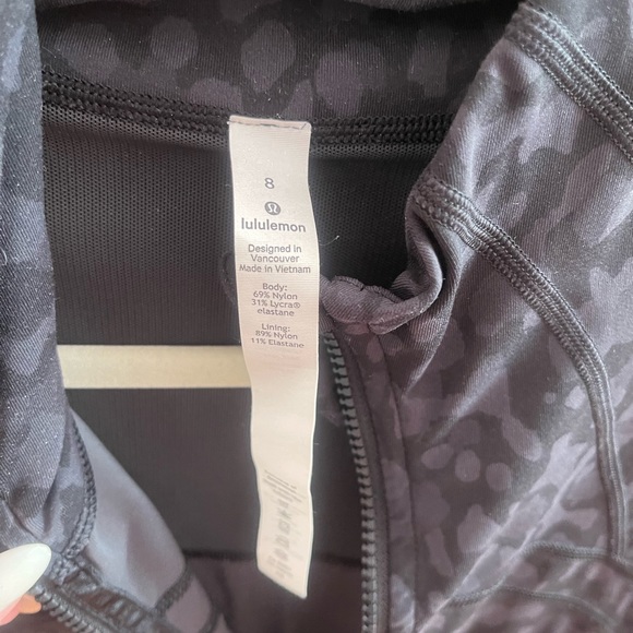 Lululemon define jacket color black camo leopard size 8 in good used condition. - Picture 5 of 5
